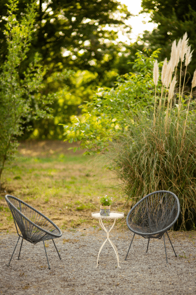 Garten idylisch zwei Stühle ein Tisch